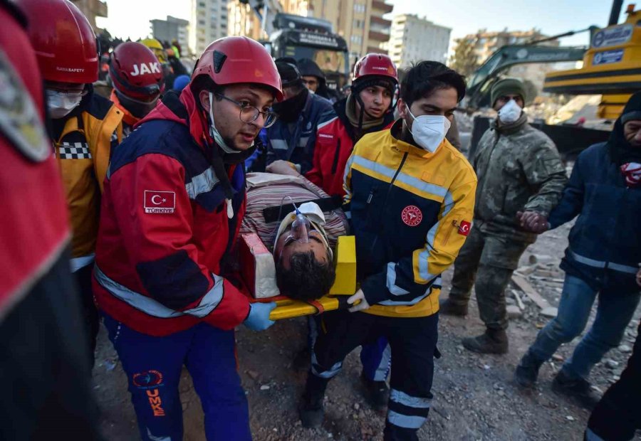 Depremin 6. Gününde Kurtarılan 11 Yaşındaki Nehir’in İlk İsteği ’su’ Oldu