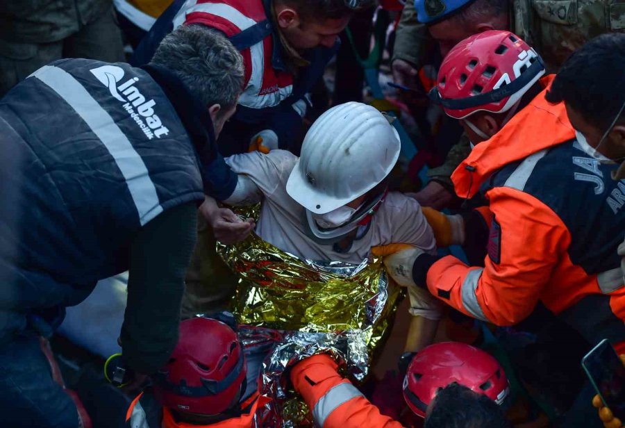 Depremin 6. Gününde Kurtarılan 11 Yaşındaki Nehir’in İlk İsteği ’su’ Oldu