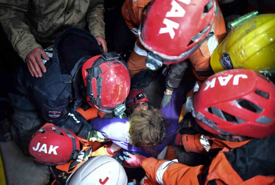 138 Saat Sonra Enkazdan Çıktı, Umutla Elini Salladı, Askerin Elini Öptü