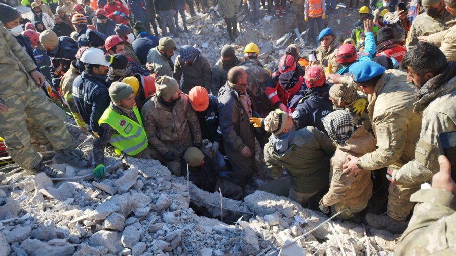 132 Saat Sonra 13 Yaşındaki Kız Çocuğu Sağ Olarak Kurtarıldı