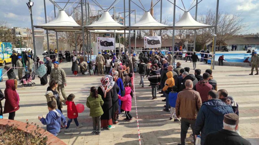 Mehmetçik’ten Depremzedelere Sıcak Yemek İkramı