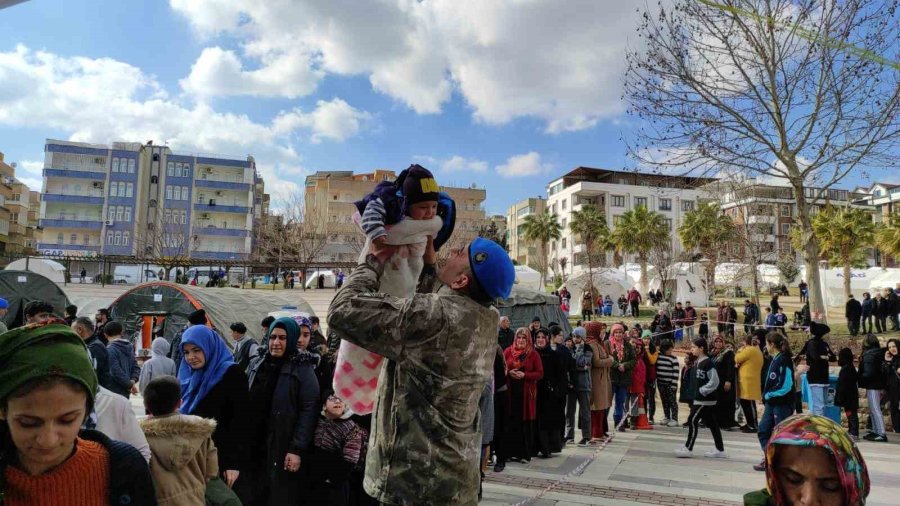 Mehmetçik’ten Depremzedelere Sıcak Yemek İkramı