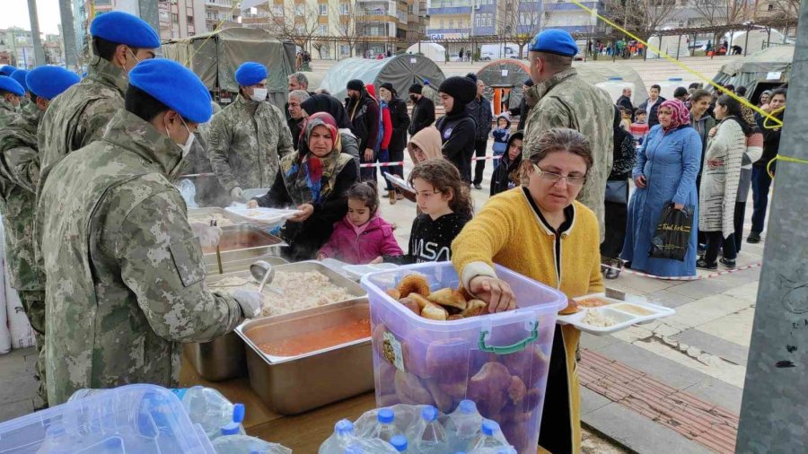 Mehmetçik’ten Depremzedelere Sıcak Yemek İkramı