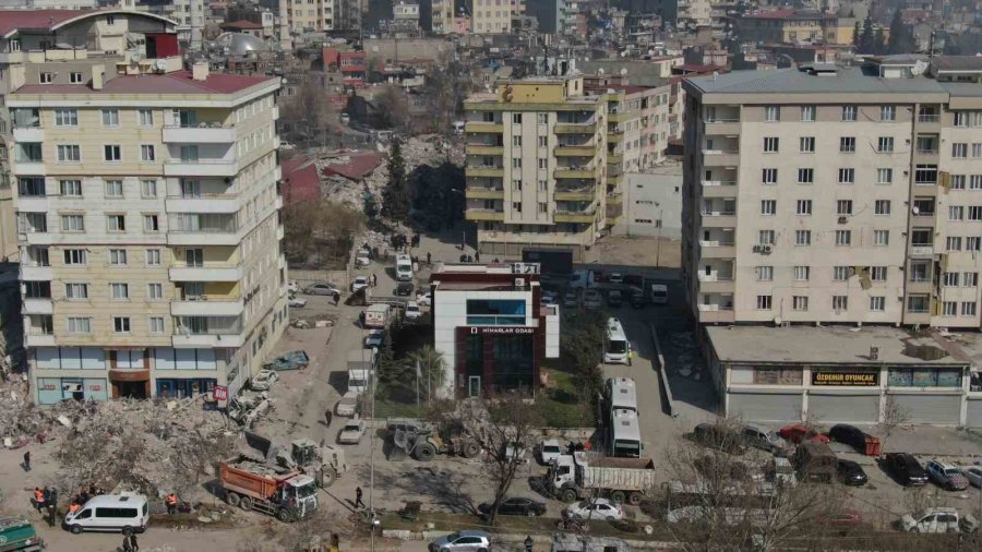 Büyük Yıkım Yaşanan Kahramanmaraş’ta Bu Binanın Camları Bile Çatlamadı