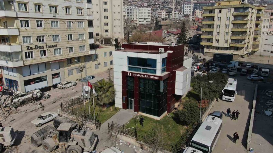 Büyük Yıkım Yaşanan Kahramanmaraş’ta Bu Binanın Camları Bile Çatlamadı