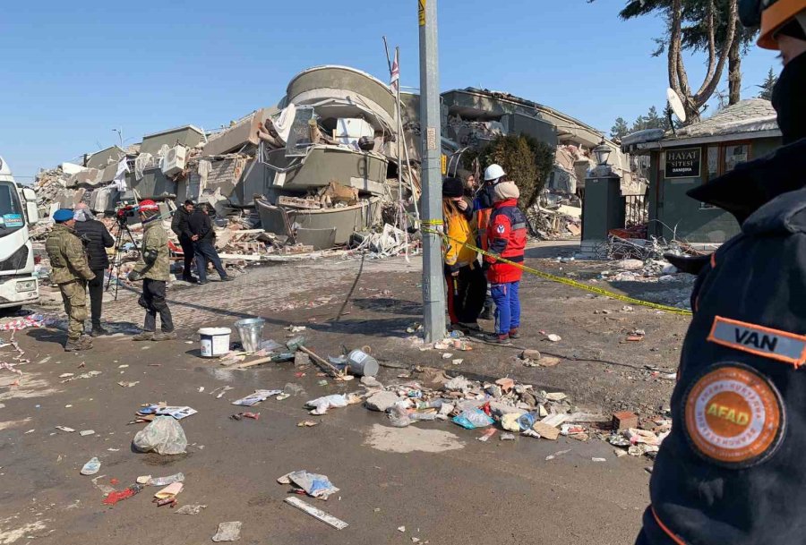 Van Afad Ekipleri Enkaz Altında Sıkışan Kediyi Kurtardı