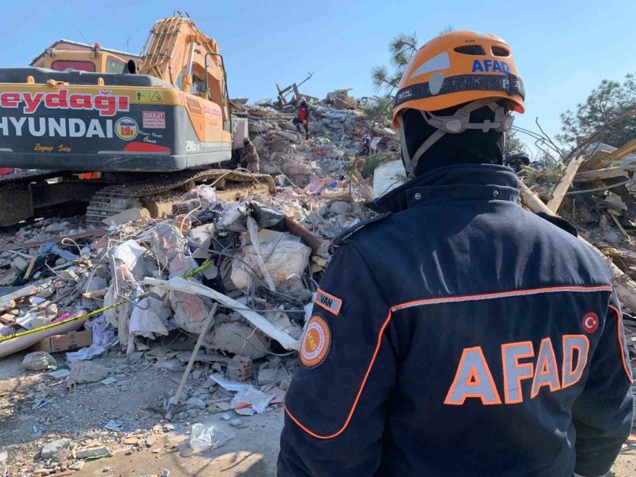 Van Afad Ekipleri Enkaz Altında Sıkışan Kediyi Kurtardı