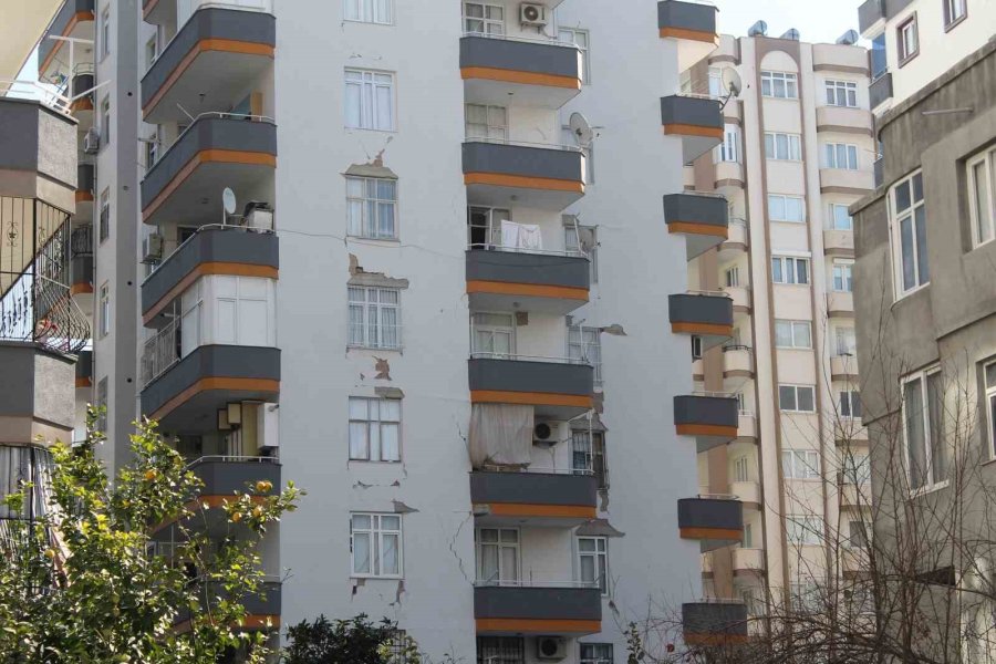 Adana’daki Ekim Apartmanı’nda Arama Kurtarma Çalışmaları Sürüyor