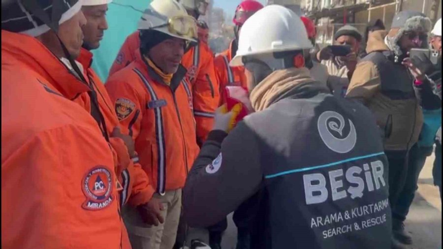 Türk Arama Kurtarma Ekibinden Venezüellalı Ekibe Türk Bayrağı Hediyesi