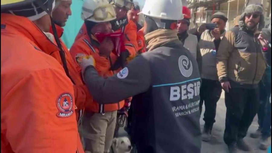 Türk Arama Kurtarma Ekibinden Venezüellalı Ekibe Türk Bayrağı Hediyesi