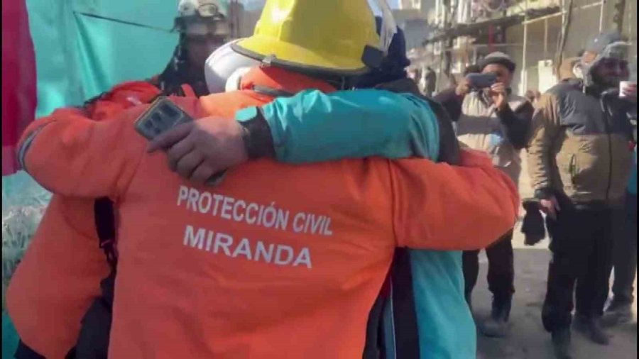 Türk Arama Kurtarma Ekibinden Venezüellalı Ekibe Türk Bayrağı Hediyesi