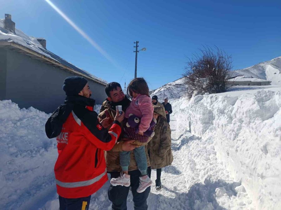 Karın Geçit Vermediği Mezrada Mahsur Kalan Depremzedeler