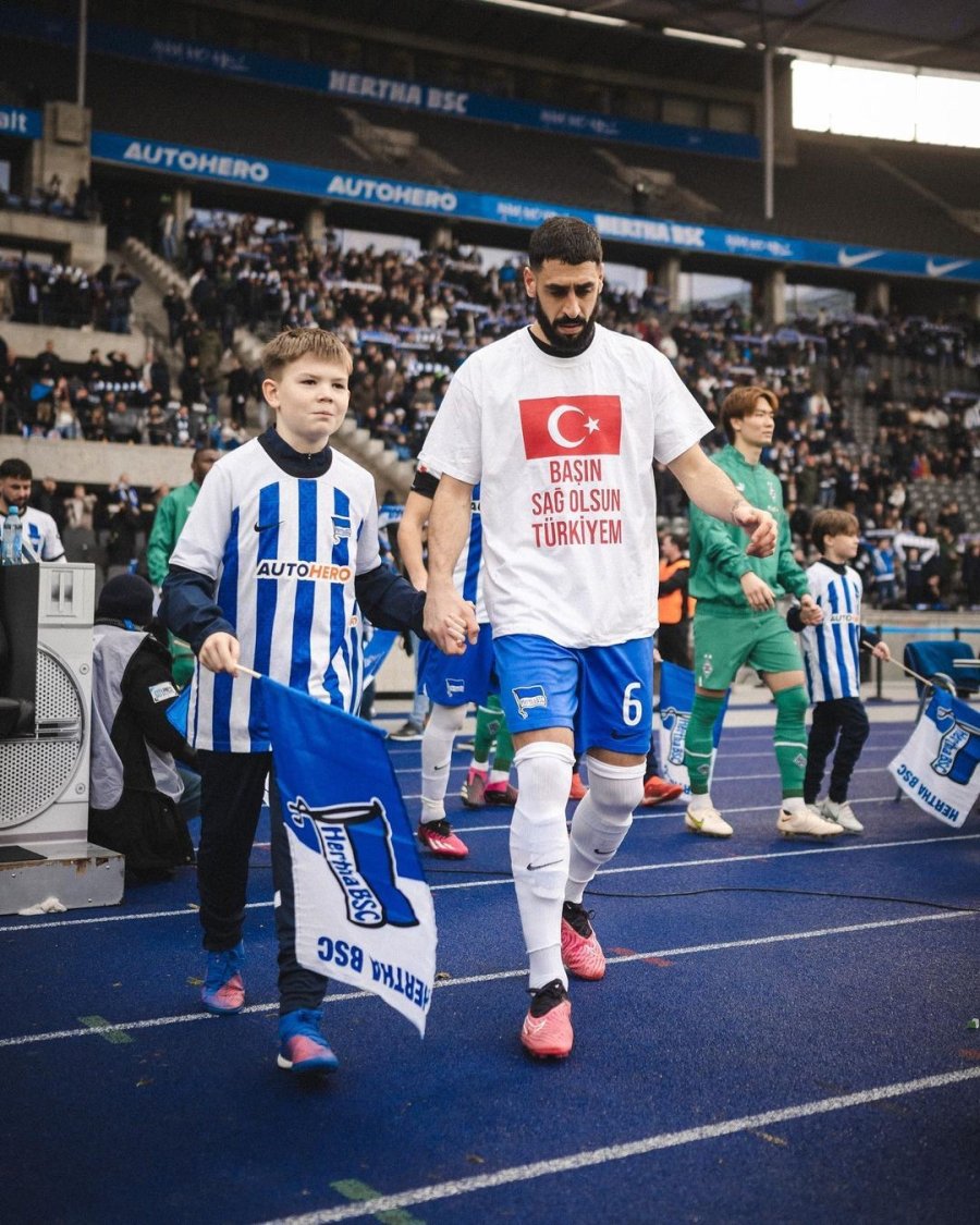 Tolga Ciğerci Isınmaya "başın Sağ Olsun Türkiye" Tişörtüyle Çıktı