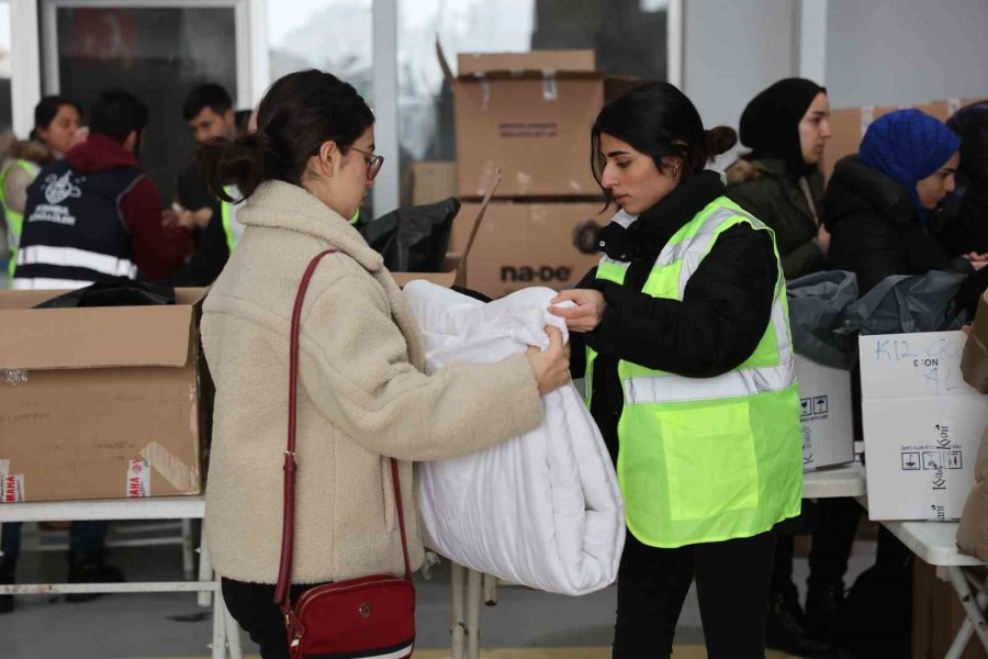 Ataşehir’den 80 Yardım Tırı Deprem Bölgelerine Gönderildi