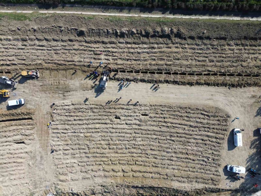 Hatay’da Yeni Oluşturulan Mezarlıklarda Defin İşlemleri Devam Ediyor