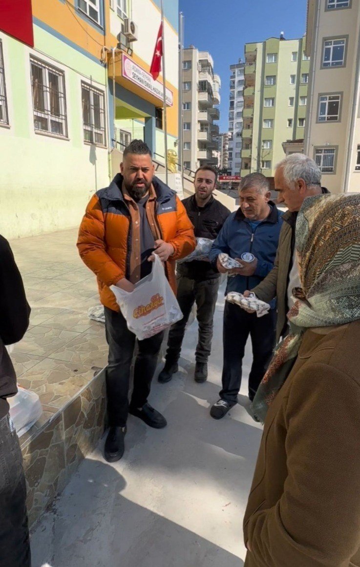 Adanalı Kebapçı Depremzedelere Kebap Dağıttı