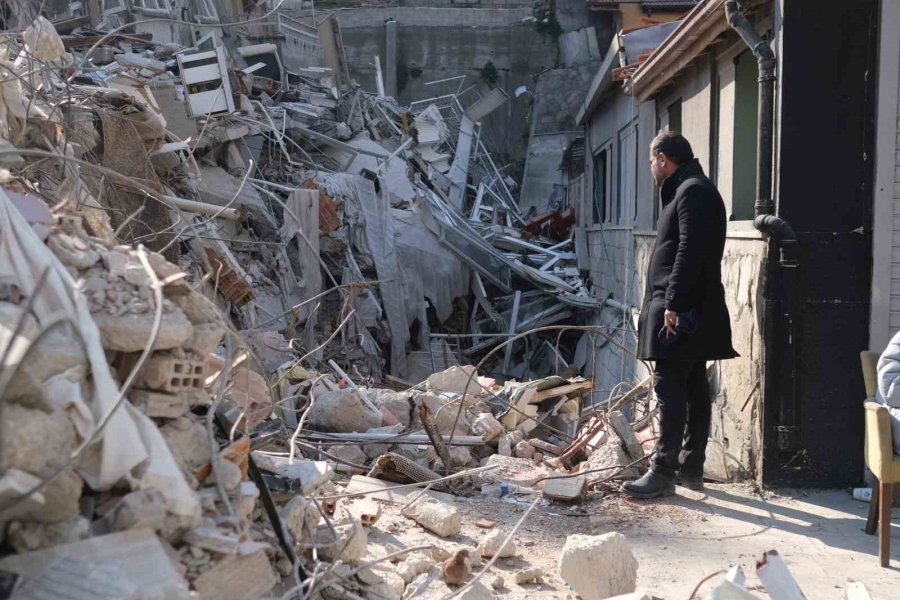 Hatay’da Enkazdan Kurtulan Emekli Emniyet Müdür Yardımcısı Yaşadıklarını Gözyaşlarıyla Anlattı