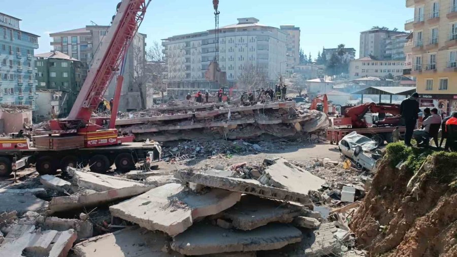 Enkaza Dönen Apartmanın 7 Ayrı Noktasında Arama Kurtarma Çalışması Yapılıyor