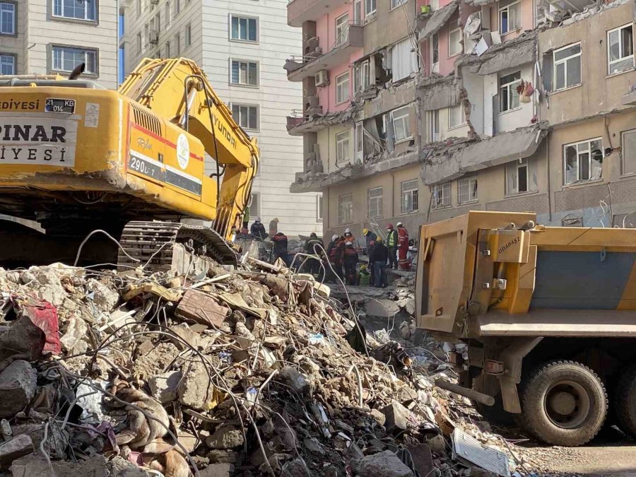 Diyarbakır’daki Enkazlarda Arama Kurtarma Çalışmaları Devam Ediyor