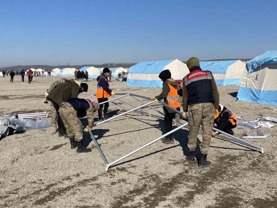 Mehmetçik Depremzedeler İçin 4 Bin 200 Çadır Kuruyor