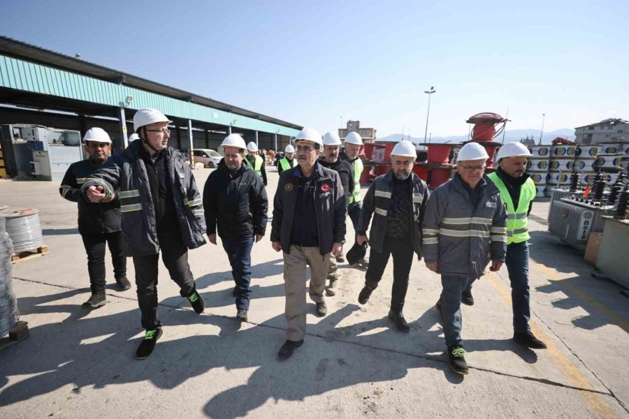 Bakan Dönmez, Deprem Bölgesinde Çalışan Elektrik İşçilerini Ziyaret Etti