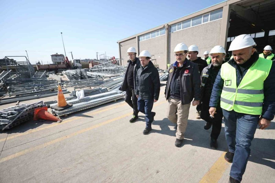 Bakan Dönmez, Deprem Bölgesinde Çalışan Elektrik İşçilerini Ziyaret Etti