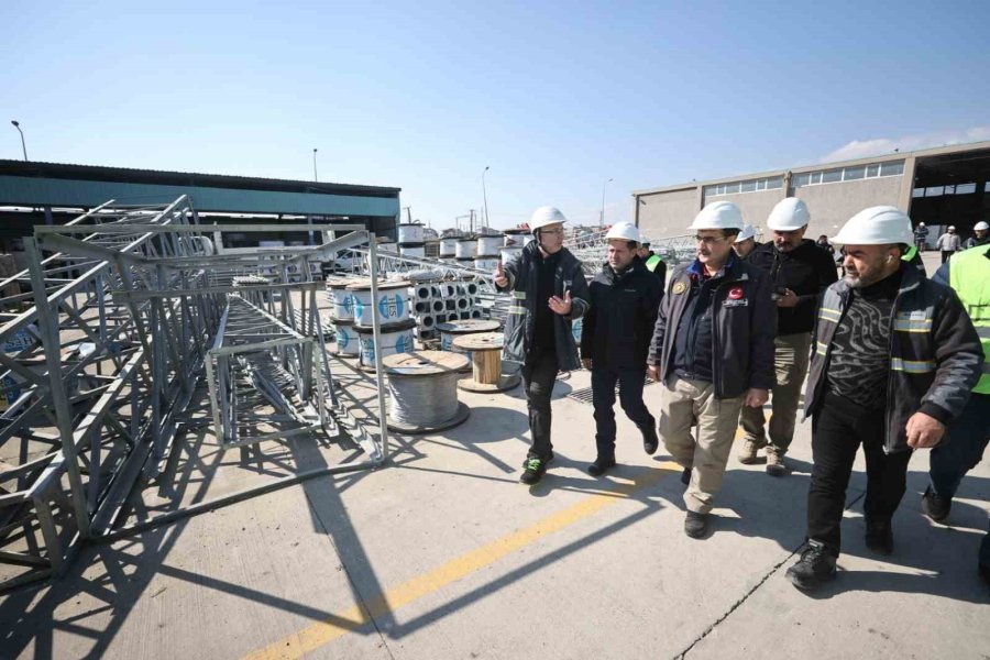 Bakan Dönmez, Deprem Bölgesinde Çalışan Elektrik İşçilerini Ziyaret Etti