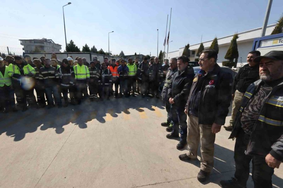 Bakan Dönmez, Deprem Bölgesinde Çalışan Elektrik İşçilerini Ziyaret Etti