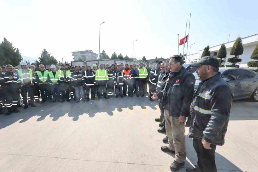 Bakan Dönmez, Deprem Bölgesinde Çalışan Elektrik İşçilerini Ziyaret Etti