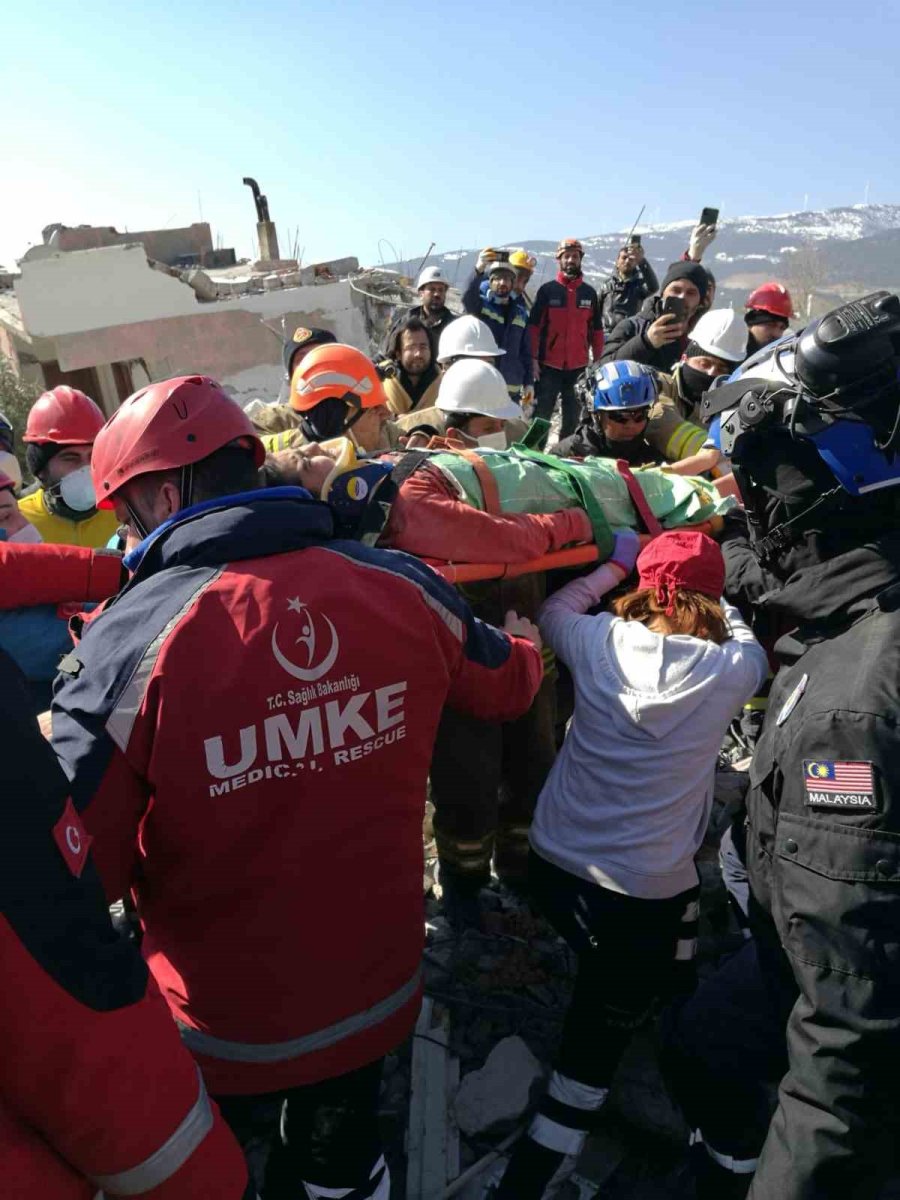 Şahkut, Nurdağı’nda 10 Kişiyi Enkazdan Canlı Çıkarttı