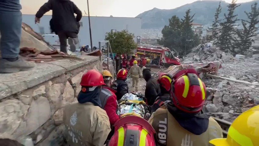 Depremin 147. Saatinde 10 Yaşındaki Çocuk Enkazdan Sağ Çıkarıldı