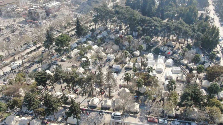 Hatay’daki Depremzedeler Kurulan Çadır Kentlerde Yaşamını Tutunuyor