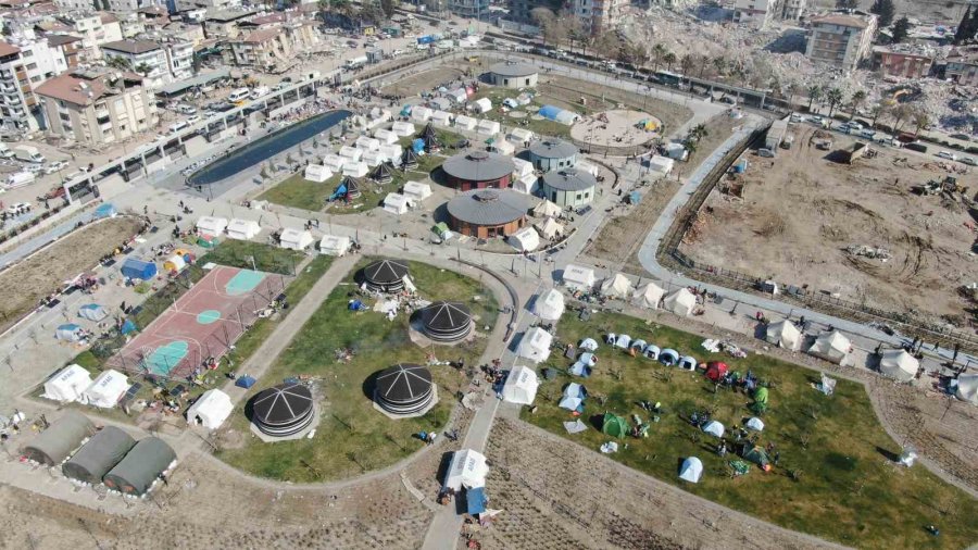 Hatay’daki Depremzedeler Kurulan Çadır Kentlerde Yaşamını Tutunuyor