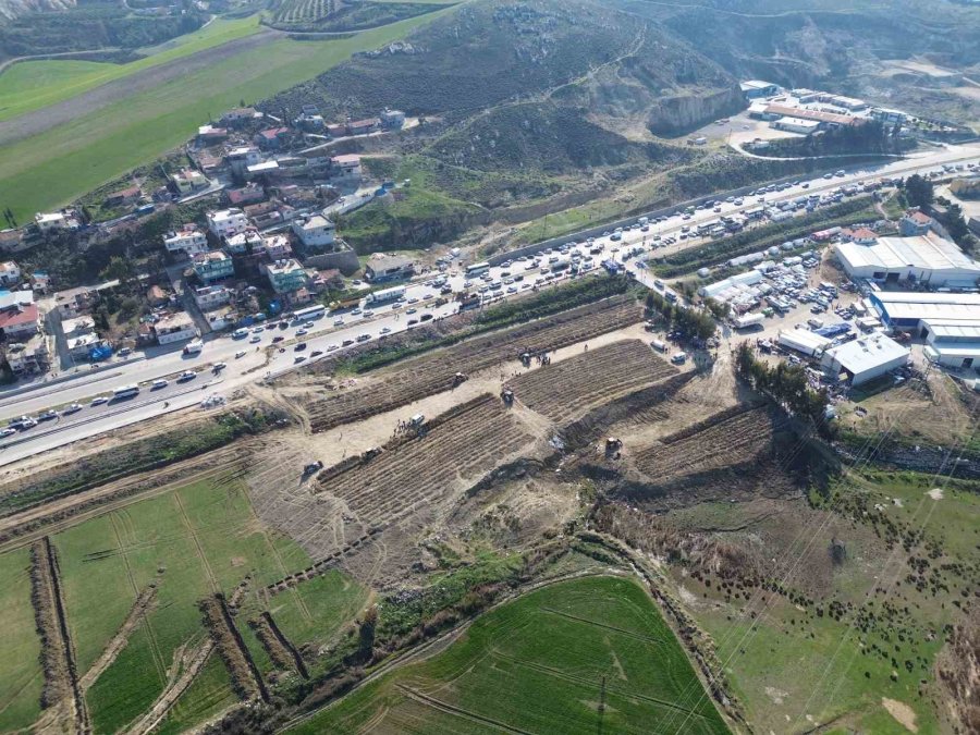 Hatay’da Yeni Oluşturulan Mezarlıklarda Defin İşlemleri Devam Ediyor