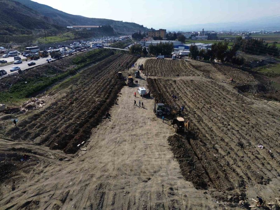 Hatay’da Yeni Oluşturulan Mezarlıklarda Defin İşlemleri Devam Ediyor