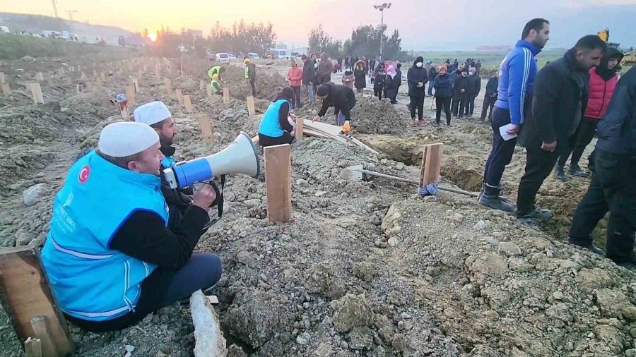 Hatay’da ’deprem Mezarlığı’nı Denizli Kurdu