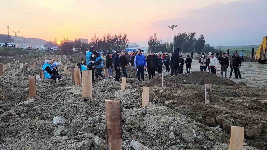 Hatay’da ’deprem Mezarlığı’nı Denizli Kurdu