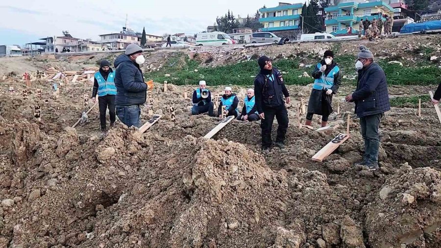 Hatay’da ’deprem Mezarlığı’nı Denizli Kurdu