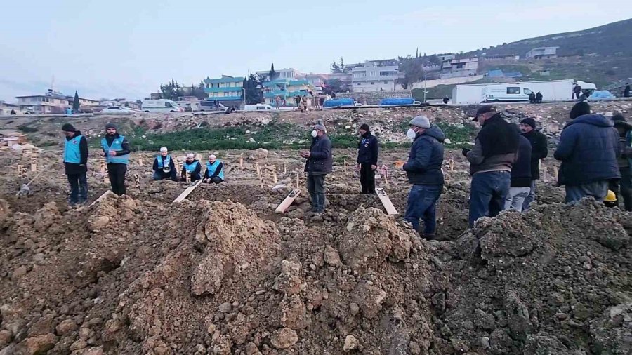 Hatay’da ’deprem Mezarlığı’nı Denizli Kurdu