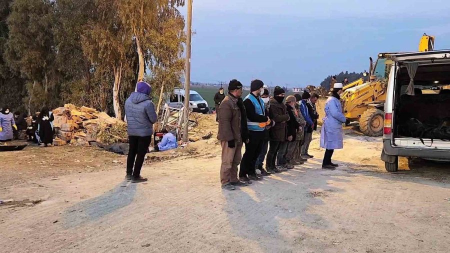 Hatay’da ’deprem Mezarlığı’nı Denizli Kurdu