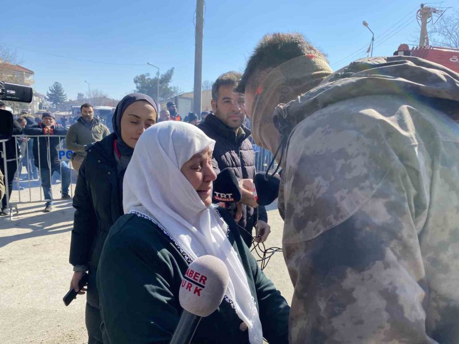 Enkazdan Sağ Çıktı, Güvenlik Güçlerine Sarıldı