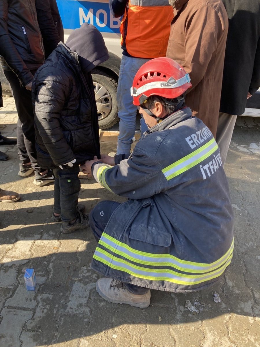 Deprem Bölgesinde Yürek Isıtan Görüntü