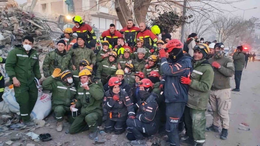 Enkazdan 159 Saat Sonra Sağ Çıkarılan 2 Yaşındaki Yavuz Hayata Böyle Gülümsedi