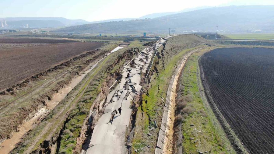 Depremin Merkezinden Korkunç Görüntü: Yol Yarıldı, Devasa Çatlaklar Oluştu