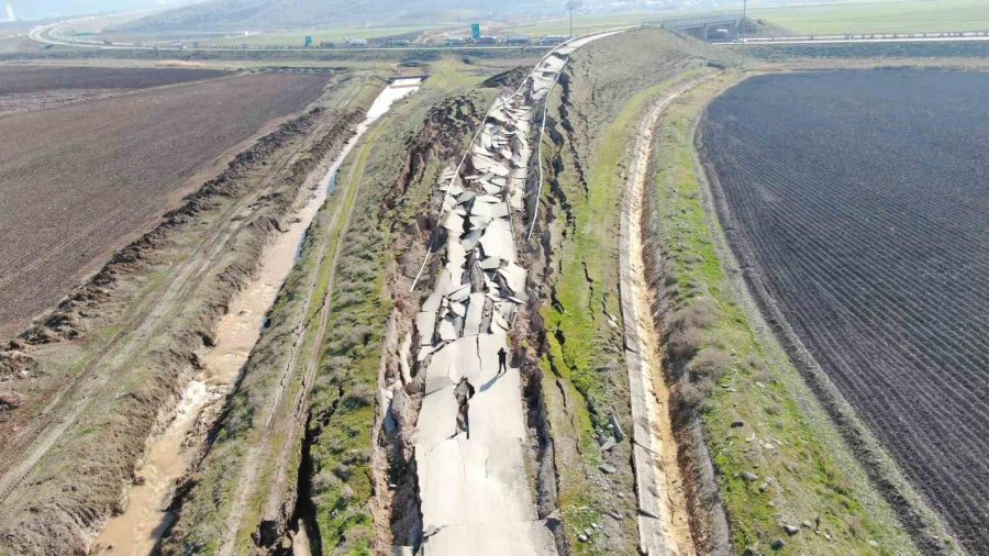 Depremin Merkezinden Korkunç Görüntü: Yol Yarıldı, Devasa Çatlaklar Oluştu