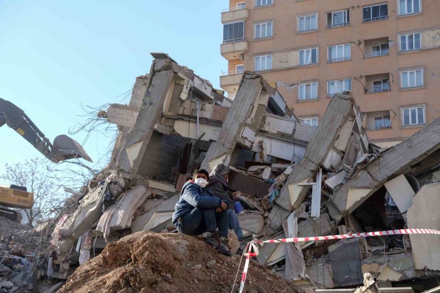 Kahramanmaraş’ta Depremin 7. Gününde Ailelerin Umutlu Bekleyişi Sürüyor