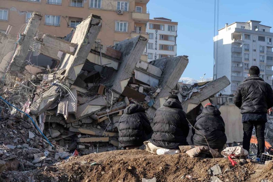 Kahramanmaraş’ta Depremin 7. Gününde Ailelerin Umutlu Bekleyişi Sürüyor