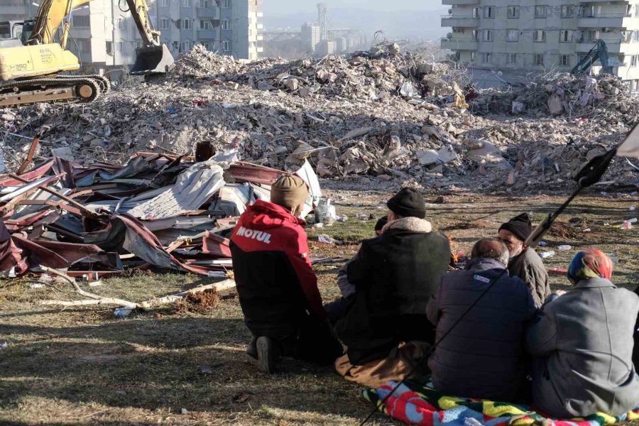 Kahramanmaraş’ta Depremin 7. Gününde Ailelerin Umutlu Bekleyişi Sürüyor