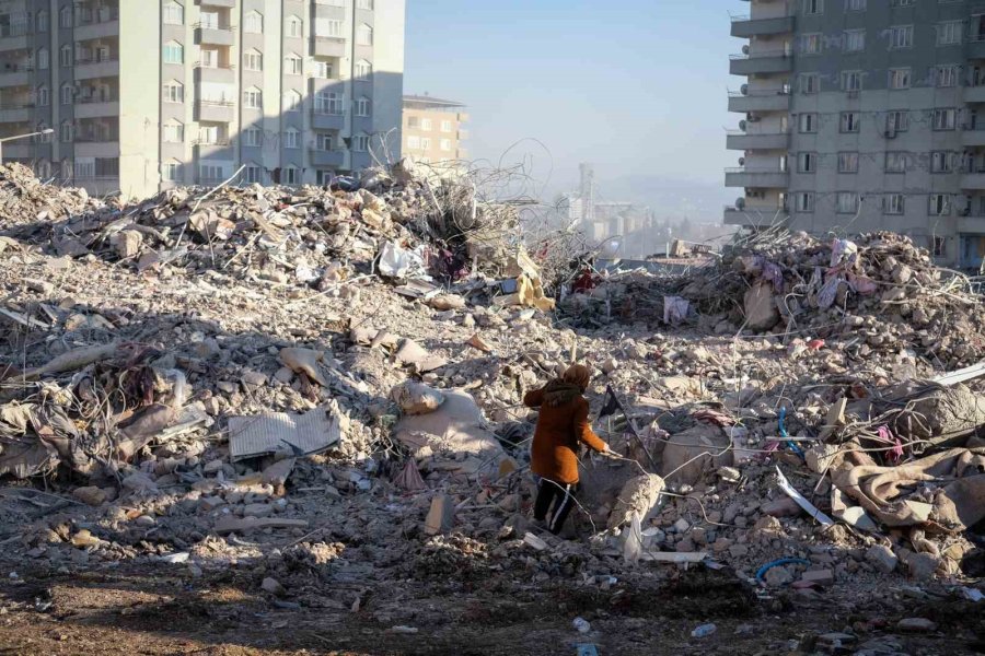 Kahramanmaraş’ta Depremin 7. Gününde Ailelerin Umutlu Bekleyişi Sürüyor