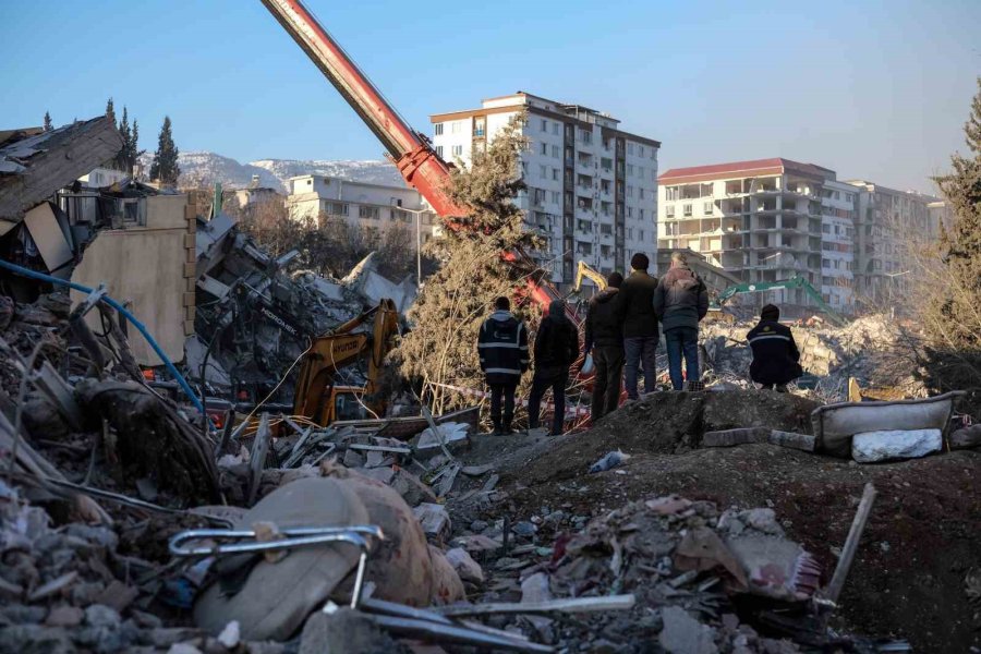 Kahramanmaraş’ta Depremin 7. Gününde Ailelerin Umutlu Bekleyişi Sürüyor